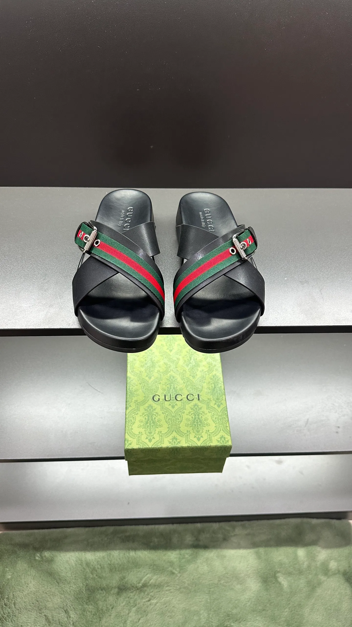 [G Home New Style] P: 300💰Men's size 39~45, (46. Customized) This slipper is made of GG polyester fiber and is decorated with a Gucci label on the front, which adds a striking logo feel to the style. "Gucci Made in Italy" stamped label Rubber sole Flat Made in Italy